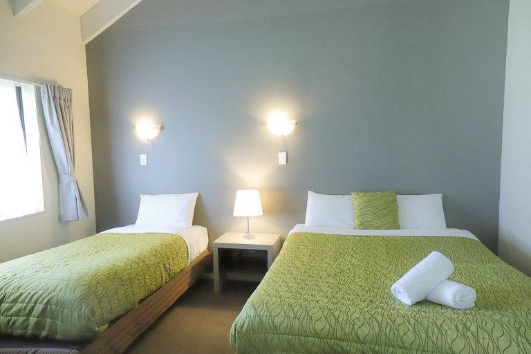 Bedroom 3, Airport Manor Inn, Manukau