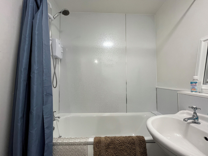 Bathroom 3, River View Apartment, Moray