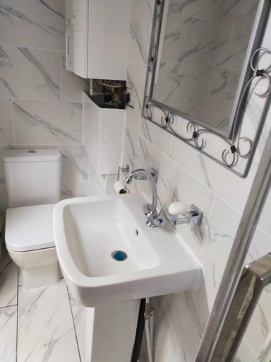 Bathroom, Paradise Apartment- Female Only, Bradford