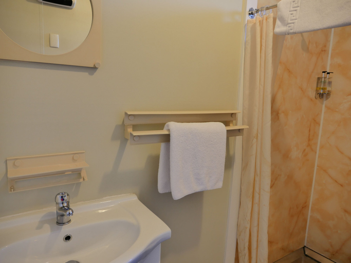 Bathroom 4, Canterbury Court Motel, Christchurch