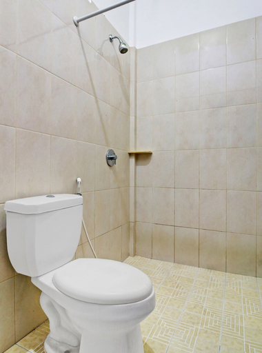 Bathroom 3, Super OYO 90672 ADHYA GUEST HOUSE LOMBOK, Lombok