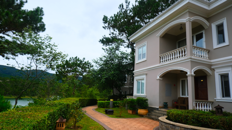 Exterior & Views 4