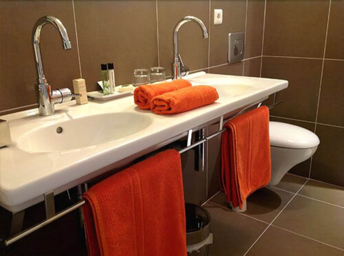 Bathroom 4, La Treille Muscate, Drôme