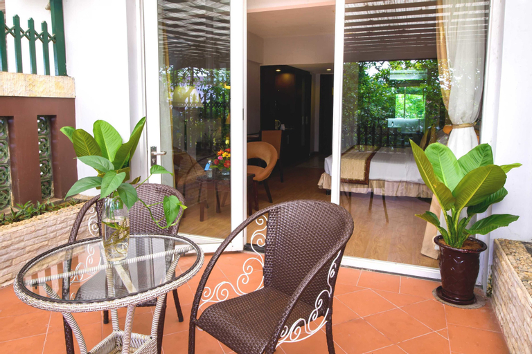 Exterior & Views 8