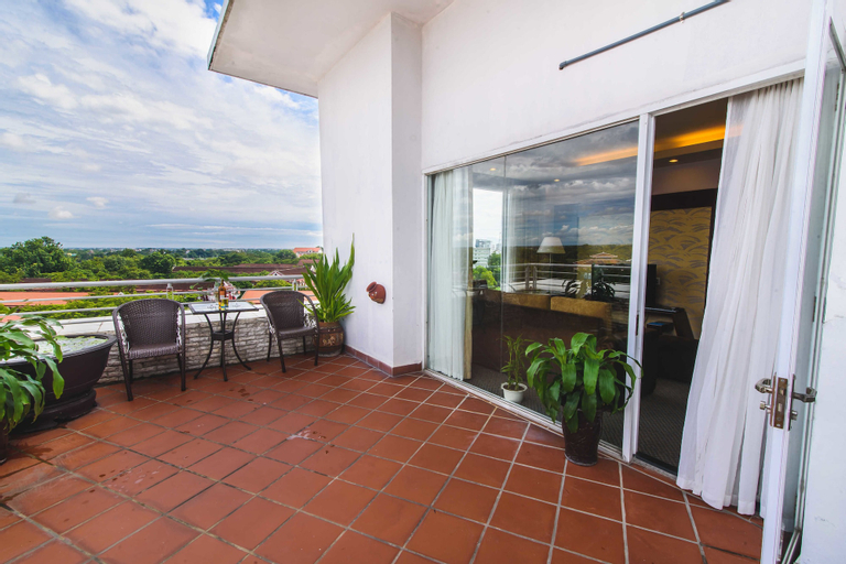 Exterior & Views 9