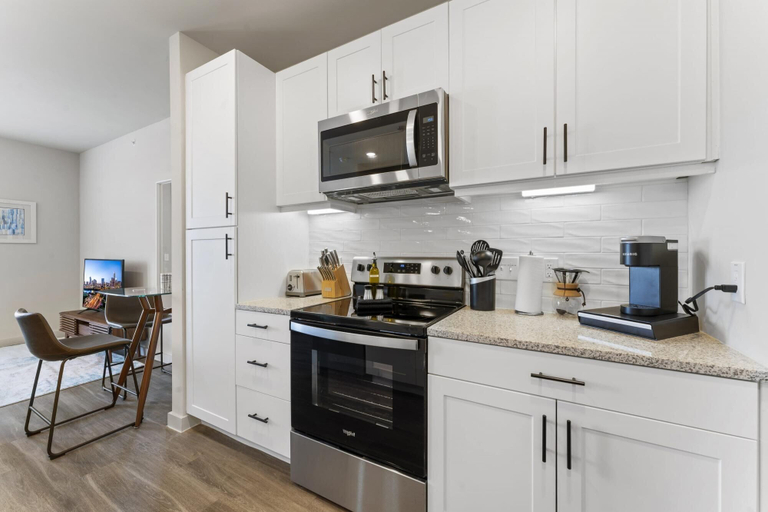 Room 5, Prime Soco Quaint 1BR King Suite w Pool Parking, Travis