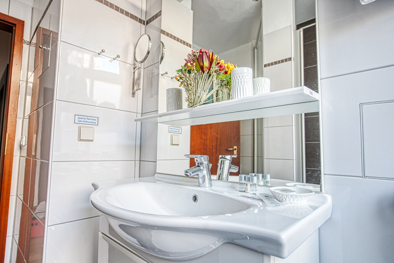 Bathroom 4, Suitenhotel Dependance Laterne, Baden-Baden