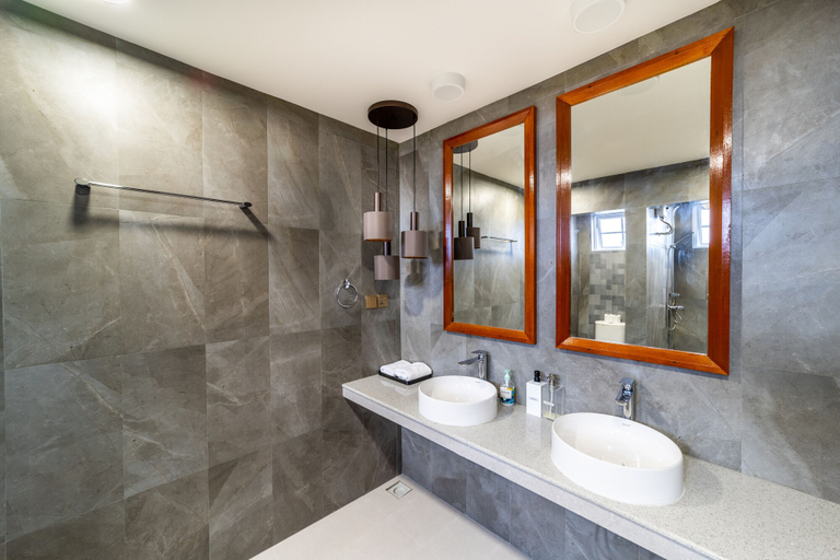 Bathroom 4, Stay Mikado