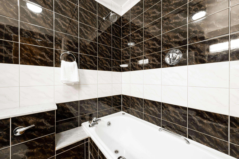 Bathroom 5, Clarion Cedar Court Leeds Bradford Hotel, Bradford