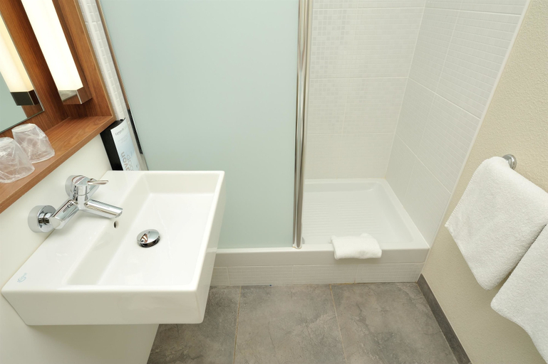Bathroom 4, Campanile Valence Sud, Drôme
