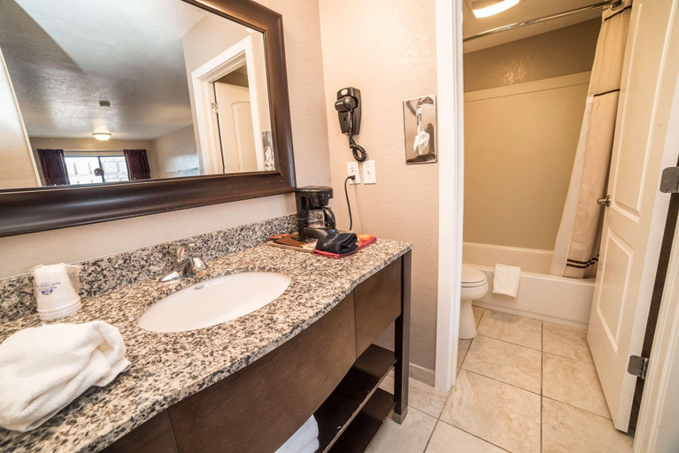 Bathroom 4, Red Ledges Inn, Garfield