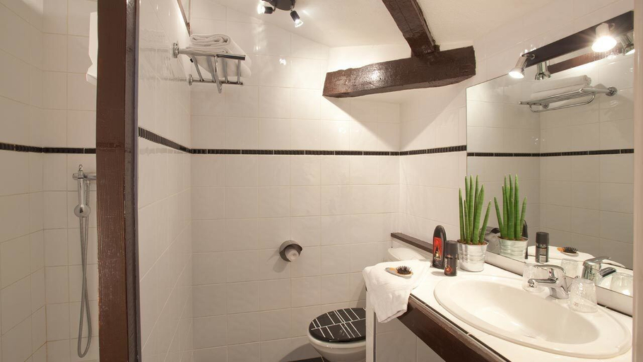 Bathroom, Les Clos de Chaponost, Rhône