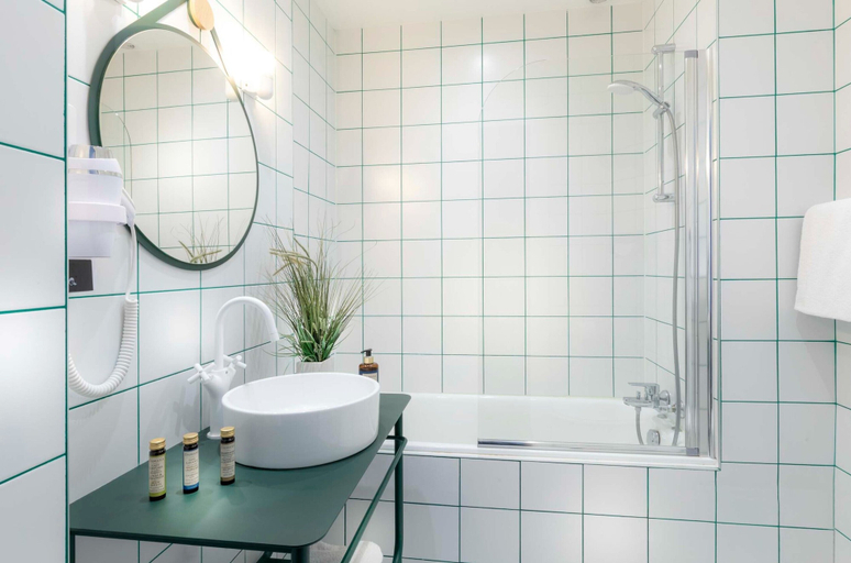 Bathroom 3, Hotel Saint Regis, Saône-et-Loire
