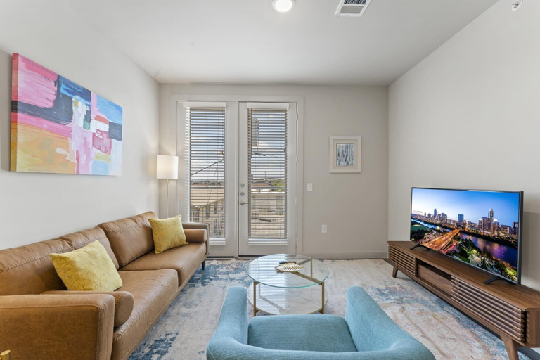 Room 2, Prime Soco Quaint 1BR King Suite w Pool Parking, Travis