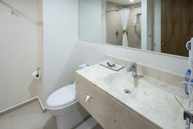 Bathroom 4, Hotel Misión Express Mérida Alta Brisa, Mérida