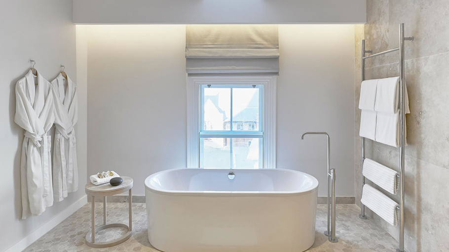 Bathroom 16