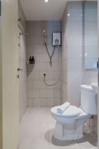 Bathroom 5, Kimi at Benson Pakuwon Mall with City View, Surabaya