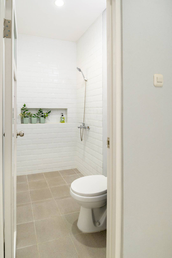Bathroom 5, Papa Biru 83 EasyStay, Malang
