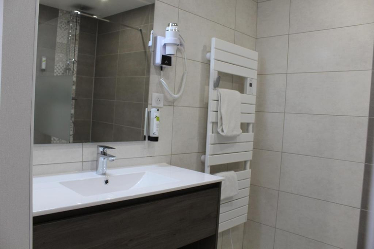 Bathroom 4, Logis Auberge De L'Allagnonette, Cantal
