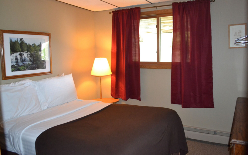 Bedroom 3, AJ's Lodge and Oven, Ontonagon