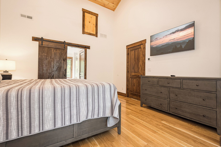 Bedroom 3, Swing Away, Garrett