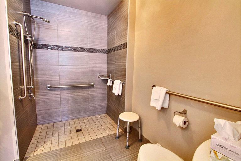 Bathroom 4, Hôtel L'Empress, Rimouski-Neigette