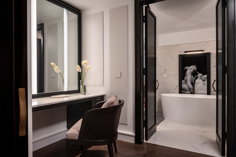 Bathroom 5, Four Seasons Hotel Montreal, Montréal