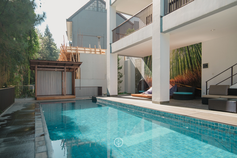 Cempaka 3 villa dago  6 BR with private pool, Bandung