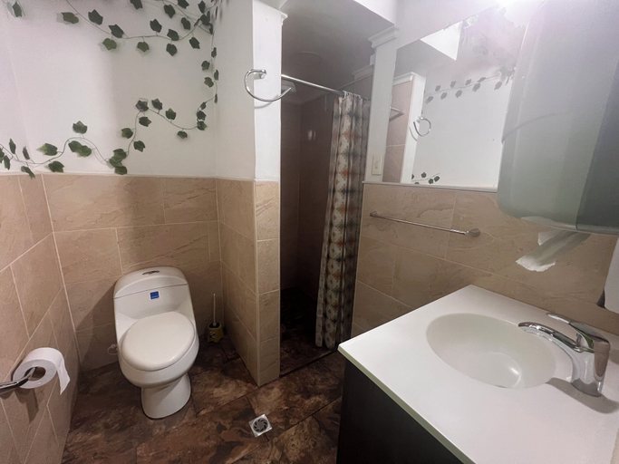 Bathroom 2, Hostal Casa Guadalupe, Medellín
