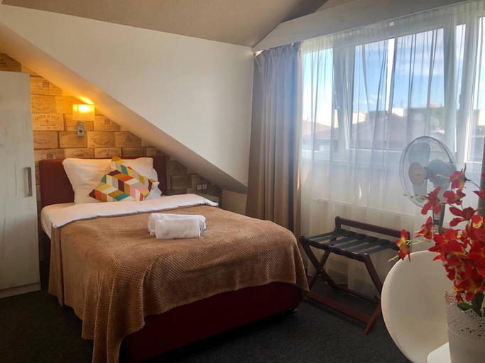 Bedroom 3, Grand Petit Hotel, Praha 13