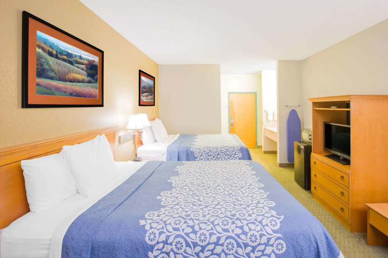 Bedroom 3, Days Inn by Wyndham Hattiesburg MS, Lamar