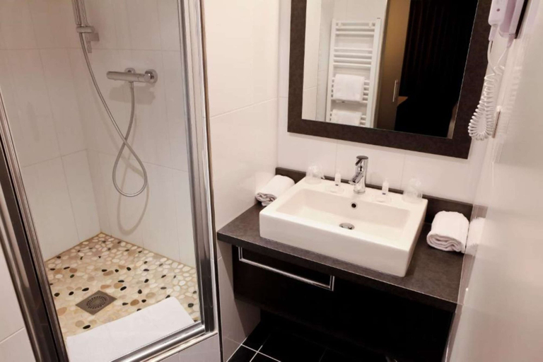 Bathroom 4, Kyriad Lyon Sud Sainte Foy, Rhône
