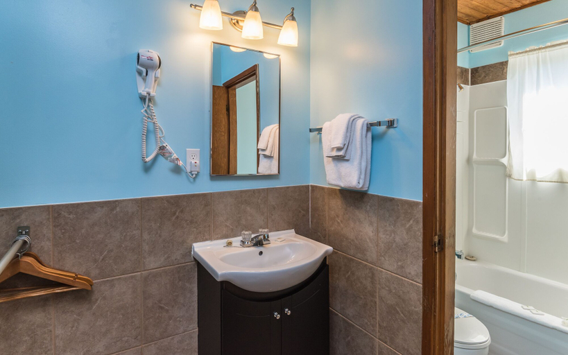 Bathroom 4, The Bluebird Motel, Nanaimo