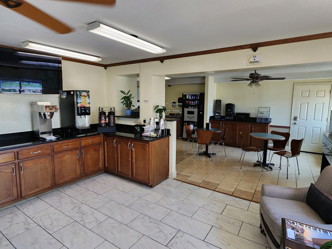 Food & Drinks 5, Super 8 by Wyndham West Memphis, Crittenden