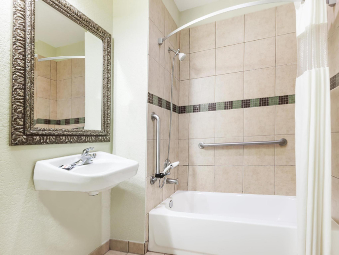 Bathroom 5, GRANDER INN & SUITES by IHG, Smith