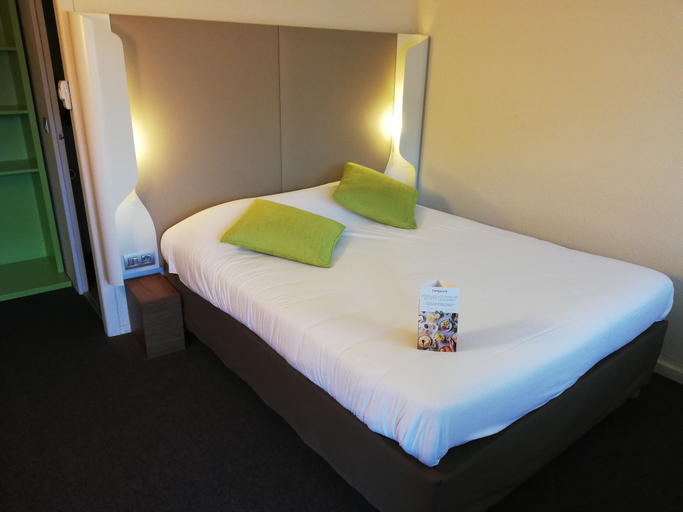 Bedroom 3, Campanile Caen Mondeville, Calvados