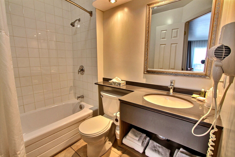 Bathroom 4, Hôtel L'Empress, Rimouski-Neigette