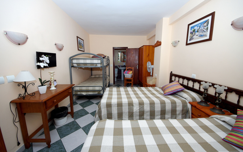 Bedroom 3, Pension Aduar, Málaga