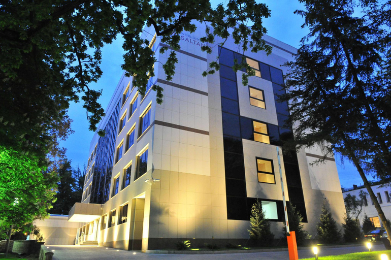 Exterior & Views
