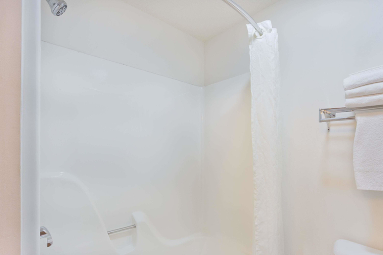 Bathroom 5, Super 8 by Wyndham Rochelle, Ogle