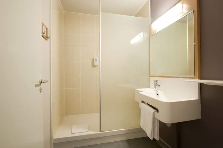 Bathroom 4, B&B HOTEL Lyon Centre Part-Dieu Gambetta, Rhône