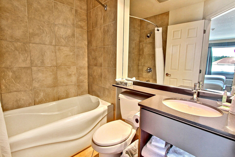 Bathroom 4, Hôtel l'Empress, Rimouski-Neigette