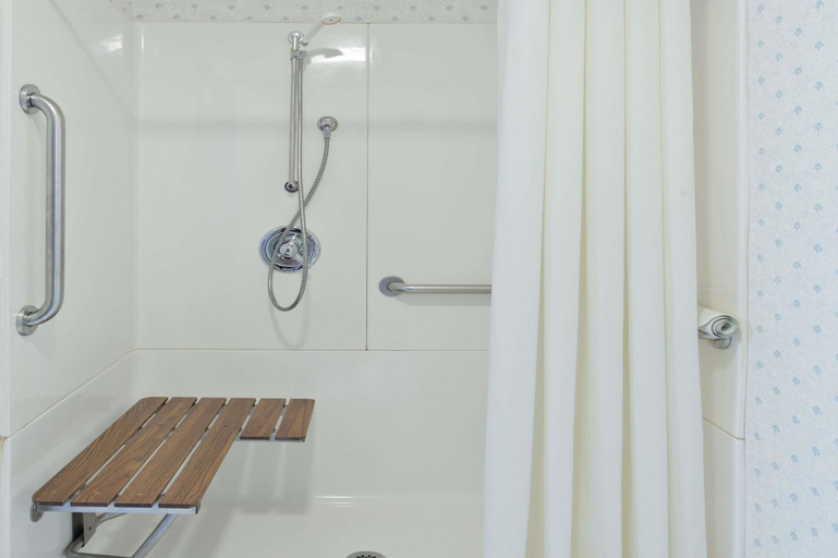 Bathroom 4, Super 8 by Wyndham Rochelle, Ogle
