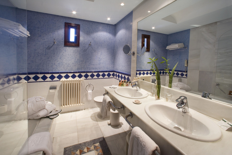 Bathroom 5, Parador De Jarandilla De La Vera, Cáceres