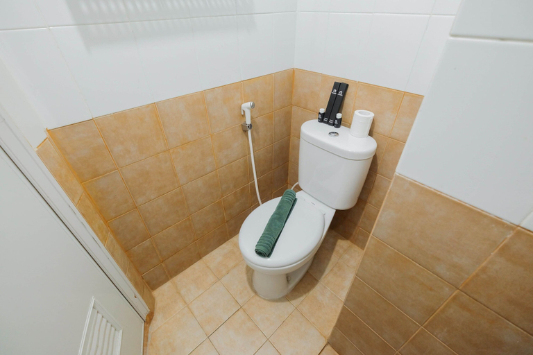 Bathroom 3, Modern Studio Apartment 26th on Top of Green Pramuka Mall, Jakarta Pusat
