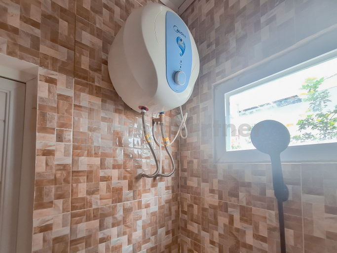 Bathroom 2, Adam Guesthouse Mitra RedDoorz, Bogor