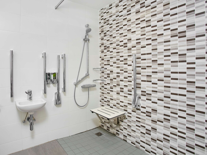 Bathroom 5, Hampton by Hilton Bristol City Centre, Bristol