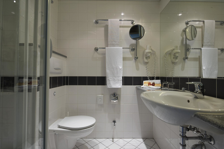Bathroom 5, IntercityHotel Berlin Ostbahnhof, Berlin