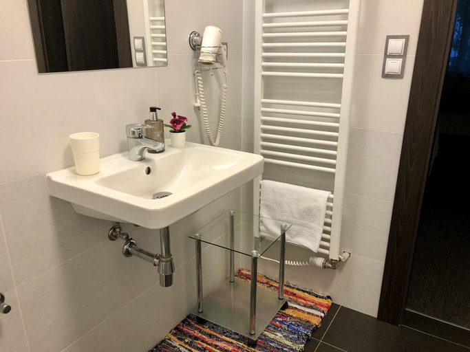 Bathroom 4, Hotel Shato, Praha 13