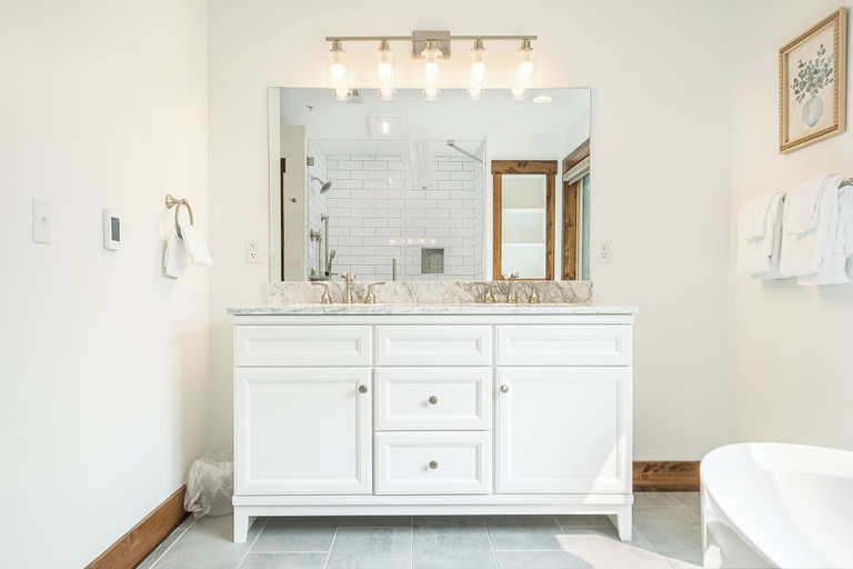 Bathroom 4, Swing Away, Garrett
